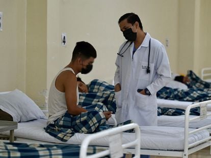 Hugo Mora, un paciente con adicción, habla con el doctor Luis Suárez en la zona de desintoxicación de un hospital en Guayaquil, el 6 de enero.