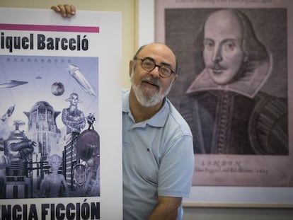 Miquel Barceló, con una ampliación de la portada de su libro 'Ciencia ficción, nueva guía de lectura', durante la presentación de la obra en 2015.