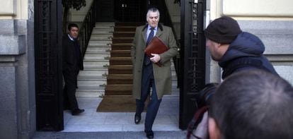 El extesorero del PP Luis Bárcenas sale esta mañana de su casa.