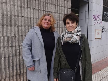 Desde la izquierda, la enfermera Fiona McHardy y su compañera Isabel Barrio, este miércoles en el centro de salud de Barajas (Madrid).