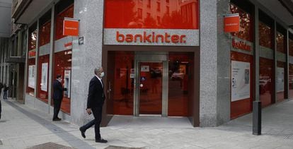 Una persona pasa por delante de la entrada de una sucursal de Bankinter, en Madrid.