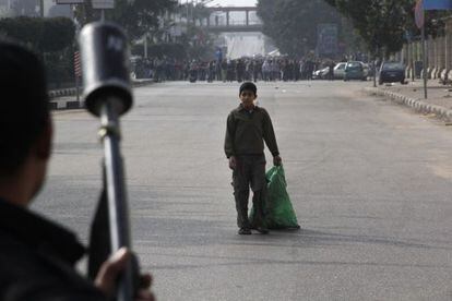 Un niño observa a miembros de las fuerzas de seguridad de Egipto que se disponen a disolver una manifestación de apoyo a Morsi, el viernes.