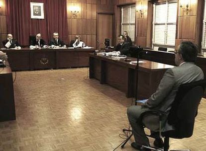 El juez Fernando Ferrín Calamita, de espaldas, ante el tribunal que le juzga.