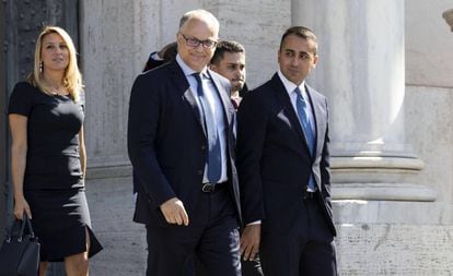 En primer plano, los ministros italianos de Economía, Roberto Gualtieri (con gafas), y Exteriores, Luigi di Maio, al salir del Palacio del Quirinal, el sábado.