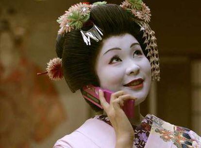 Una <i>geisha</i> hablando por un móvil.