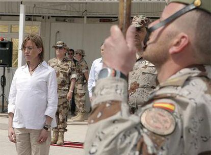 La ministra de Defensa, Carme Chacón , pasa revista a los soldados a su llegada a la base española de Herat, durante su visita al contingente español en Afganistán