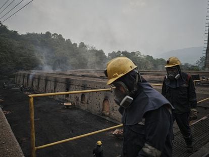 Unos trabajadores procesan carbón en Cúcuta, Norte de Santander, en marzo de 2023.