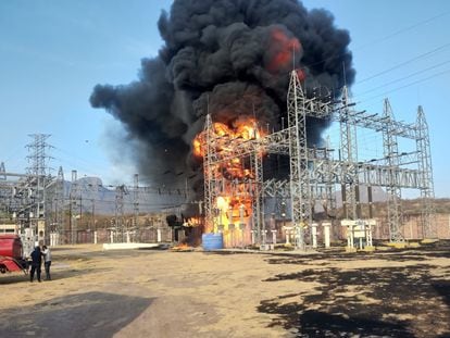 La subestación de la CFE en Huetamo (Michoacán) en llamas, el 17 de junio, en una imagen de redes sociales.