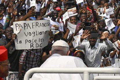 Jóvenes y catequistas celebran la llegada del Papa al Estadio los Mártires de Kinsasa, donde el papa Francisco ha celebrado este jueves un evento.
