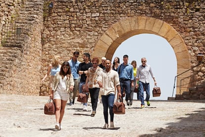 Los concursantes de 'Traitors España', al llegar al castillo de Sigüenza.