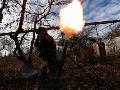 Un soldado ucranio disparaba fuego de mortero contra las tropas rusas en el frente de Avdiivka, en Donetsk, el miércoles.
