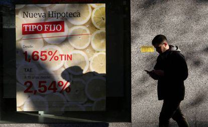 Una persona pasa ante un anuncio de hipotecas en Madrid. 