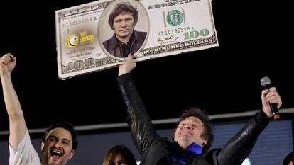 Javier Milei sostiene una imagen de un billete de 100 dólares con su rostro durante su acto de cierre de campaña en Córdoba, Argentina, el jueves 16 de noviembre de 2023.