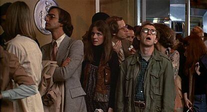 Woody Allen, muy aburrido haciendo cola en su película 'Annie Hall' (1977). Diane Keaton tampoco parece estar de muy buen humor.