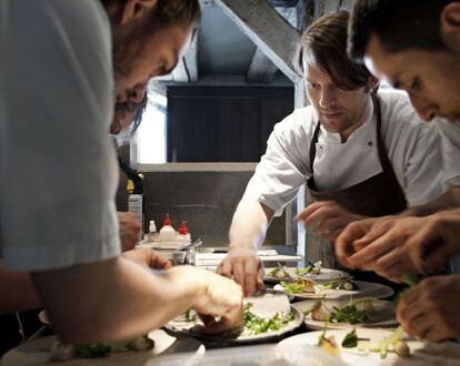 El chef danés René Redzepi y su equipo dando el último toque a unos platos en la cocina de Noma, en Copenhague.