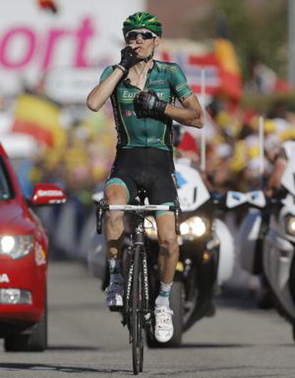 El francés Pierre Rolland celebra la victoria de etapa