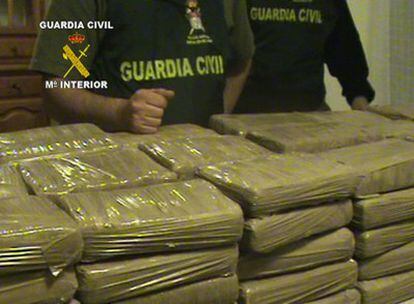 La Guardia Civil se ha incautado de 570 kilos de cocaína y más de dos millones de euros procedentes del narcotráfico en una operación contra una red que operaba en Madrid, Valladolid, Sevilla y Barcelona y en la que han sido detenidas 31 personas.