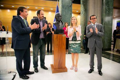 La presidenta del Congreso, Ana Pastor, inaugura el busto de Diego Muñoz-Torrero con autoridades extremeñas.