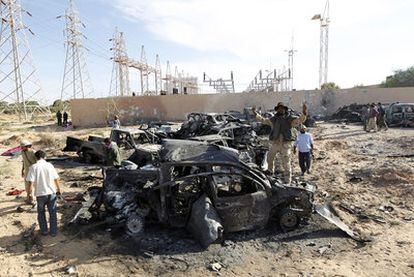 Un rebelde libio celebra la destrucción de un convoy de gadafistas cerca de Sirte.
