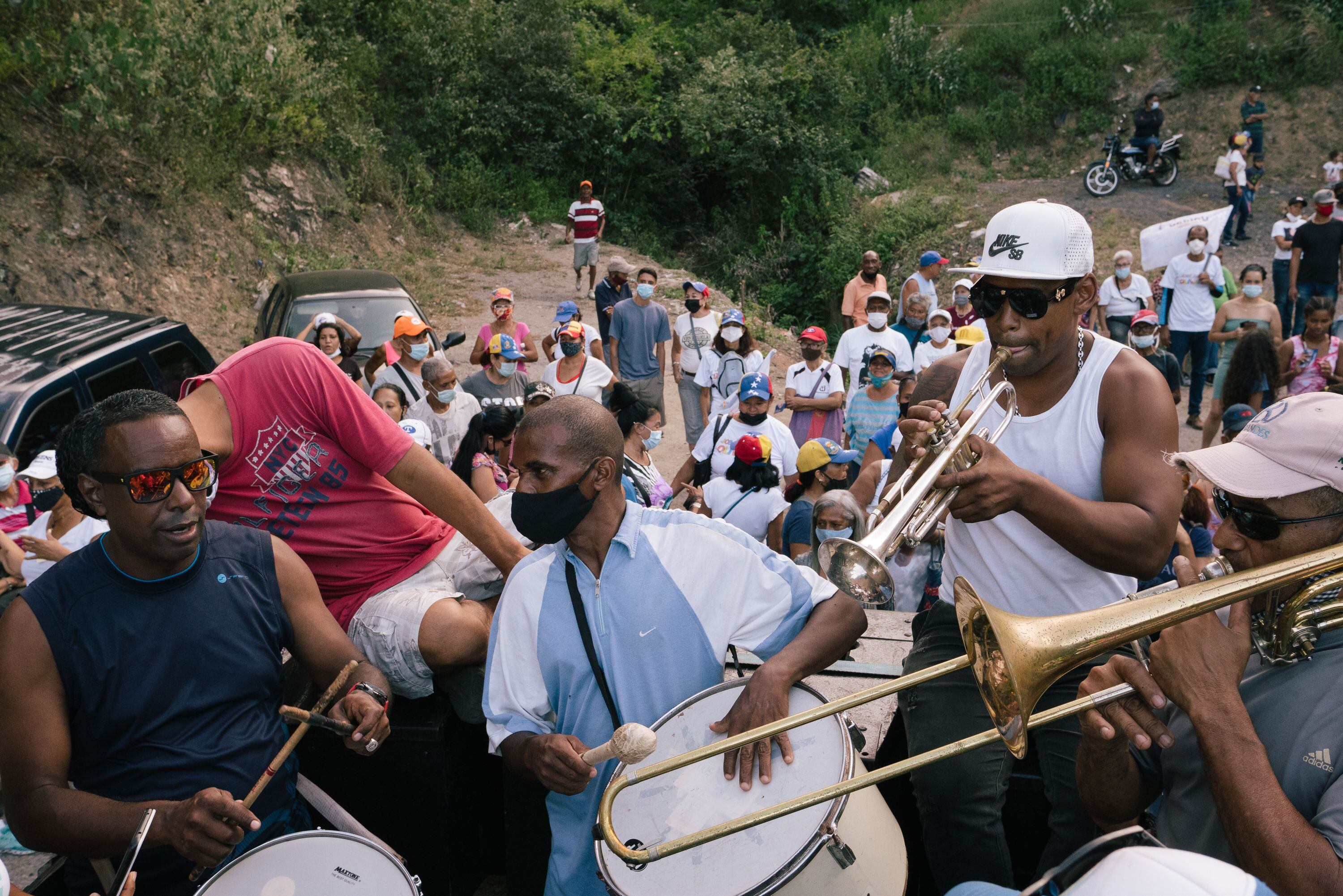 Un conjunto musical anima a los simpatizantes del candidato por la Mesa de la Unidad, José Manuel Olivares, durante un recorrido organizado para su campaña en La Guaira, Venezuela, el 14 de noviembre.