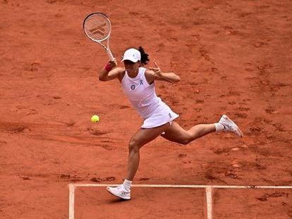 Iga Swiatek durante la final de Roland Garros ante Karolina Muchova, en la pista Philippe-Chatrier de París este sábado.