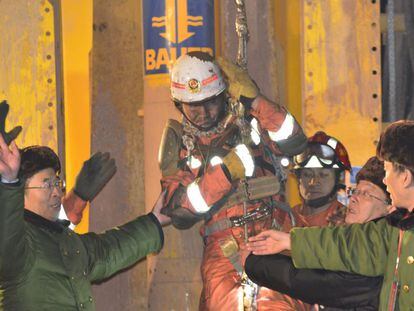 Un equipo rescata a uno de los trabajadores atrapados en la una mina de Pingyi. 