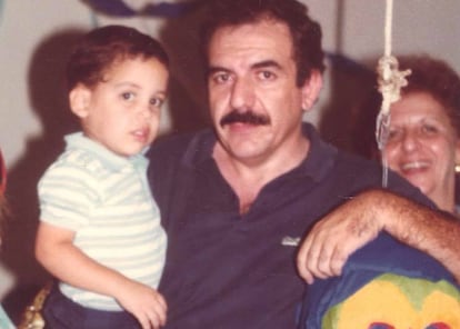 Nayib Bukele, de niño, en brazos de su padre Armando Bukele Kattá.