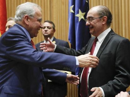 El exvicepresidente del Gobierno Alfonso Guerra (izquierda) saluda a Javier Lambán, presidente de Aragón, antes de presentar su libro este miércoles en el Congreso.