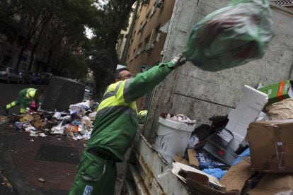 Un trabajador del servicio de limpieza viaria de Madrid limpia los restos de la huelga. 