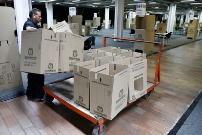 Workers prepare the voting tables in Bogotá, this Friday.