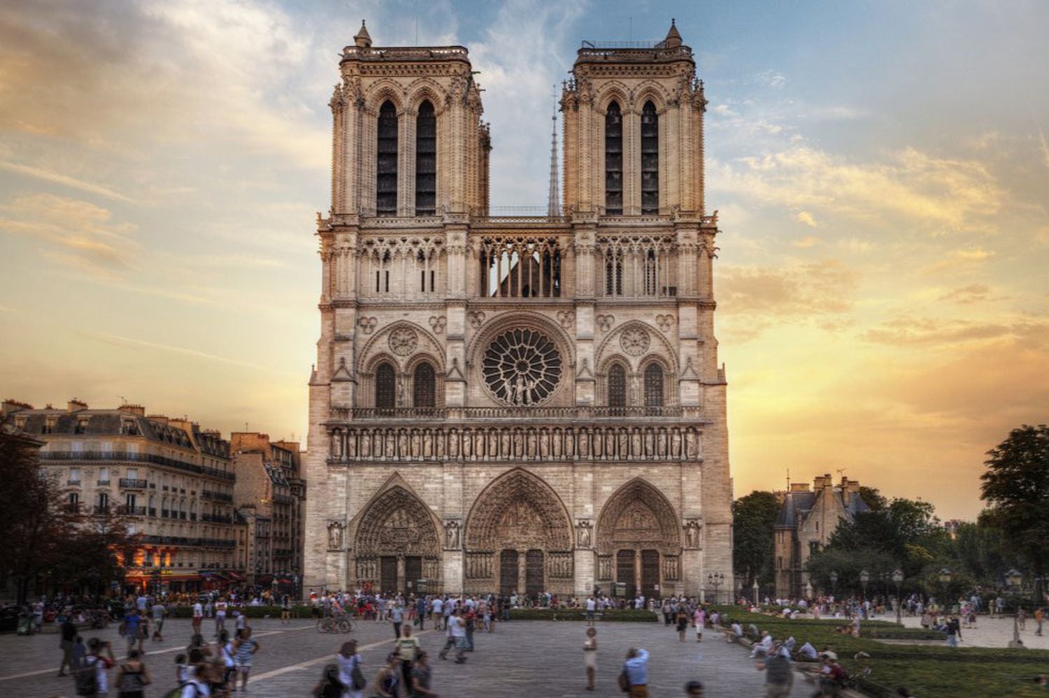 En la fachada principal de la Catedral de Notre Dame (París, Francia) hay varios rectángulos dorados.