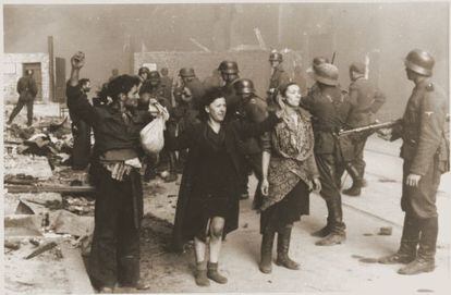 Combatientes jud&iacute;os apresados por los nazis durante la sublevaci&oacute;n del gueto de Varsovia, en 1943. 