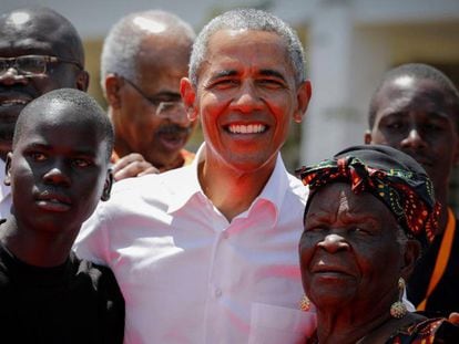El expresidente estadounidense Barack Obama (c) posa junto a sus abuelastra Sarah Onyango Obama (dcha) y un estudiante (izq) en Kogelo, el pueblo de sus antepasados, a unos 400 kilómetros de Nairobi (Kenia). 