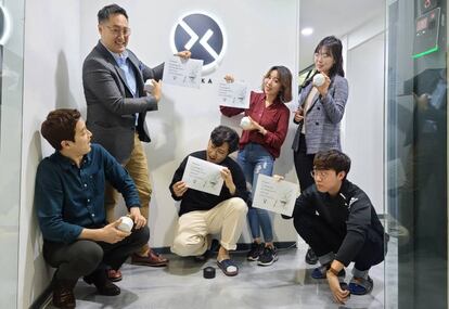 Integrantes de Xandar Kardian, la 'startup' surcoreana que ha desarrollado esta tecnología.