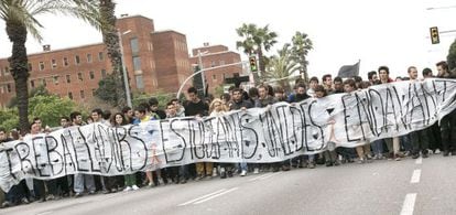 Estudiantes y personal de la UPC marchan por la Diagonal.