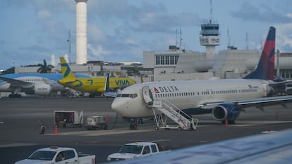 Aviones de distintas aerolíneas en el aeropuerto mexicano de Cancún.