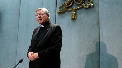El cardenal George Pell, sospechoso de pederastia y de proteger a curas pedófilos. en conferencia de prensa en el Vaticano en junio.