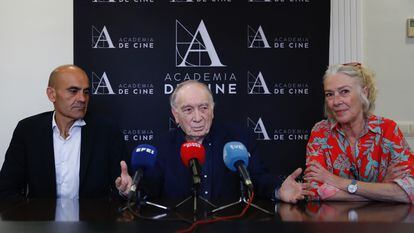 El nuevo presidente de la Academia de Cine, Fernando Méndez-Leite (centro), flanqueado por el productor Rafael Portela y la actriz Susi Sánchez, en la rueda de prensa de este sábado en Madrid tras ser elegidos.