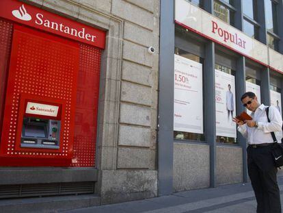 Un cajero del Banco Santander junto a una sucursal del Popular.