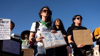 Manifestantes a favor del aborto protestan en Tucson, Arizona, el 9 de abril 2024.