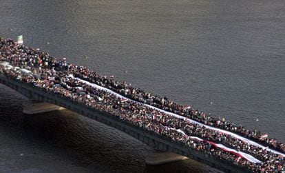 Manifestantes egipcios abarrotan uno de los puentes que cruzan el Nilo, dirigiéndose a la concentración convocada en la Plaza de la Liberación.