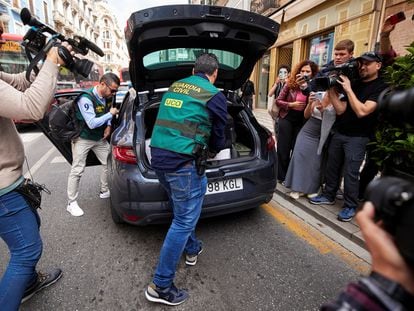 La Guardia Civil, a la salida del registro de la casa de Rubiales en Granada, este miércoles.