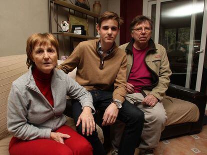 Regine Duflot, Jêrome Labie y Oscar Labie, tres miembros de una familia de origen belga que fueron asaltados anoche en su casa de Pals (Girona).