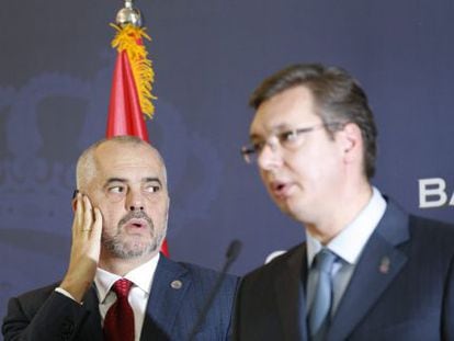 Aleksandar Vucic (dcha) y su hom&oacute;logo alban&eacute;s, Edi Rama, en Belgrado.