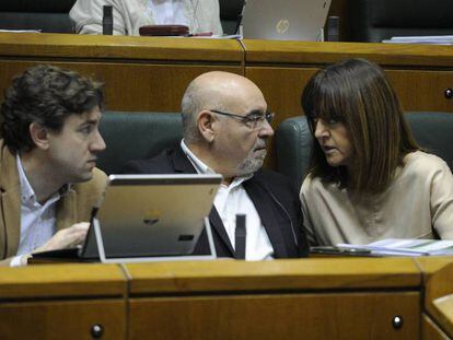 Idoia Mendia, a la derecha, en una imagen tomada la pasada semana en el Parlamento Vasco. En el vídeo, reacciones políticas al brindis de Mendia junto a Otegui.