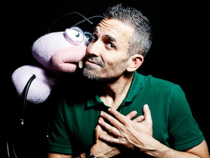 Damián Mollá, junto a la hormiga Barrancas, en el estudio de 'El Hormiguero'.