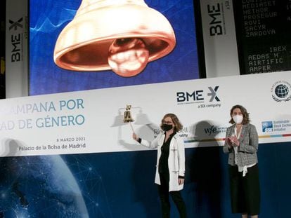 Belén Romana, consejera de BME, y Cristina Sánchez, de la Red Española del Pacto Mundial, este lunes en la Bolsa de Madrid.