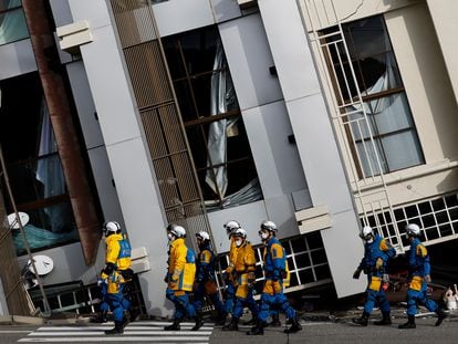 Un equipo de rescate pasa frente a un edificio colapsado durante el terremoto del 1 de enero, este viernes en Wajima (Japón).