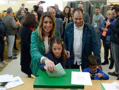 Susana Diaz vota junto a su familia en el Colegio Alfares de Sevilla.