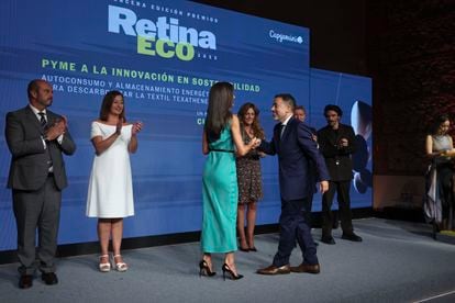 La reina Letizia entrega un premio a Luis Navarro, CEO de Cubierta Solarremios, durante los premios Premios Retina Eco, este lunes.  